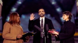 Makna Mendalam Al-Qur'an Abad ke-18 dalam Pelantikan Walikota Zohran Mamdani (Foto Amir Hamja/AFP/medcom).