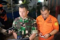 Danrem 141/Toddopuli, Brigjen TNI Rumbayan  saat menyampaikan perkembangan pencarian korban pesawat ATR 42-500, Minggu 18 Januari 2026 malam (RRI/Christianto)