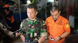 Danrem 141/Toddopuli, Brigjen TNI Rumbayan  saat menyampaikan perkembangan pencarian korban pesawat ATR 42-500, Minggu 18 Januari 2026 malam (RRI/Christianto)
