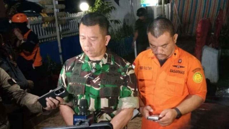 Danrem 141/Toddopuli, Brigjen TNI Rumbayan  saat menyampaikan perkembangan pencarian korban pesawat ATR 42-500, Minggu 18 Januari 2026 malam (RRI/Christianto)