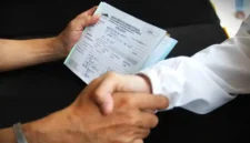 Petugas Unit Pengelola Zakat (UPZ) melayani pembayaran zakat, fidyah, kafarat, infaq, dan shadaqah di teras Masjid Istiqlal, Jakarta, Minggu 15 Maret 2026. (Kapanlagi.com)