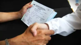 Petugas Unit Pengelola Zakat (UPZ) melayani pembayaran zakat, fidyah, kafarat, infaq, dan shadaqah di teras Masjid Istiqlal, Jakarta, Minggu 15 Maret 2026. (Kapanlagi.com)