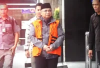 Yaqut Cholil Qoumas (tengah) saat tiba di Gedung Merah Putih Komisi Pemberantasan Korupsi (KPK), Jakarta, Selasa (24/3/2026). (merdeka.com)