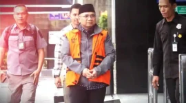 Yaqut Cholil Qoumas (tengah) saat tiba di Gedung Merah Putih Komisi Pemberantasan Korupsi (KPK), Jakarta, Selasa (24/3/2026). (merdeka.com)