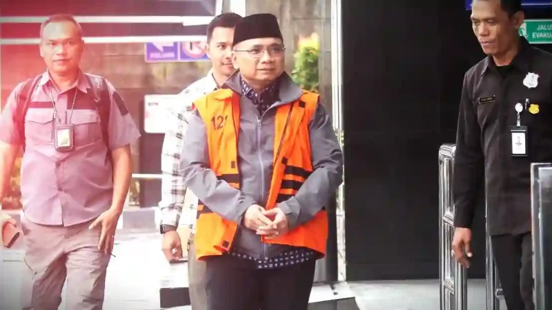 Yaqut Cholil Qoumas (tengah) saat tiba di Gedung Merah Putih Komisi Pemberantasan Korupsi (KPK), Jakarta, Selasa (24/3/2026). (merdeka.com)