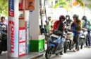 orang-orang mengantre untuk mengisi bahan bakar sepeda motor mereka di sebuah Stasiun Pengisian Bahan Bakar Umum (SPBU) di Jakarta, Selasa 3 Maret 2026. Liputan6.com
