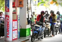 orang-orang mengantre untuk mengisi bahan bakar sepeda motor mereka di sebuah Stasiun Pengisian Bahan Bakar Umum (SPBU) di Jakarta, Selasa 3 Maret 2026. Liputan6.com