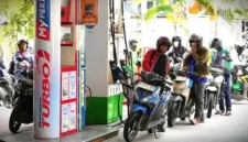 orang-orang mengantre untuk mengisi bahan bakar sepeda motor mereka di sebuah Stasiun Pengisian Bahan Bakar Umum (SPBU) di Jakarta, Selasa 3 Maret 2026. Liputan6.com