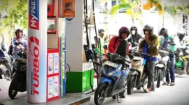 orang-orang mengantre untuk mengisi bahan bakar sepeda motor mereka di sebuah Stasiun Pengisian Bahan Bakar Umum (SPBU) di Jakarta, Selasa 3 Maret 2026. Liputan6.com
