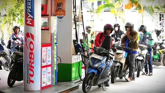 orang-orang mengantre untuk mengisi bahan bakar sepeda motor mereka di sebuah Stasiun Pengisian Bahan Bakar Umum (SPBU) di Jakarta, Selasa 3 Maret 2026. Liputan6.com