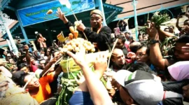 
HomeBisnisEkonomi
5 Tradisi Unik Lebaran di Indonesia
Ini 5 tradisi unik Lebaran di berbagai daerah di Indonesia.Septian Deny
Oleh
Septian Deny
Diterbitkan 23 Maret 2026, 06:00 WIB
Share
Copy Link
Batalkan
20160708-Keraton Surakarta Gelar Tradisi Grebeg Syawal-Surakarta
Perbesar
Warga memperebutkan sesaji gunungan pada acara Grebeg Syawal di halaman Masjid Agung Solo, Jawa Tengah, Jumat (8/7). Grebeg Syawal merupakan tradisi Keraton Kasunanan Surakarta untuk merayakan Idul Fitri. (Liputan6.com)