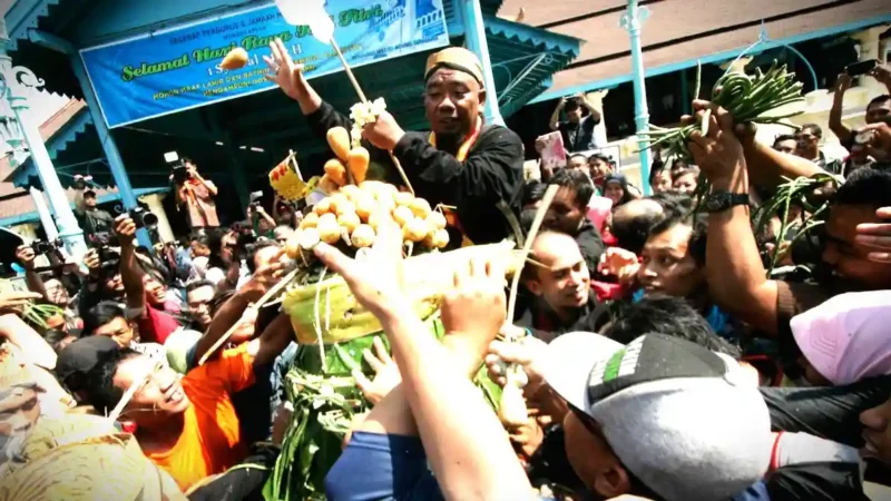 
HomeBisnisEkonomi
5 Tradisi Unik Lebaran di Indonesia
Ini 5 tradisi unik Lebaran di berbagai daerah di Indonesia.Septian Deny
Oleh
Septian Deny
Diterbitkan 23 Maret 2026, 06:00 WIB
Share
Copy Link
Batalkan
20160708-Keraton Surakarta Gelar Tradisi Grebeg Syawal-Surakarta
Perbesar
Warga memperebutkan sesaji gunungan pada acara Grebeg Syawal di halaman Masjid Agung Solo, Jawa Tengah, Jumat (8/7). Grebeg Syawal merupakan tradisi Keraton Kasunanan Surakarta untuk merayakan Idul Fitri. (Liputan6.com)