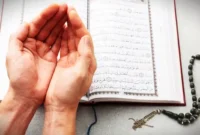 Ilustrasi Seseorang Sedang Meraih Pahala Ramadan dengan Berdoa dan Membaca Alquran. (freepik)