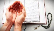 Ilustrasi Seseorang Sedang Meraih Pahala Ramadan dengan Berdoa dan Membaca Alquran. (freepik)