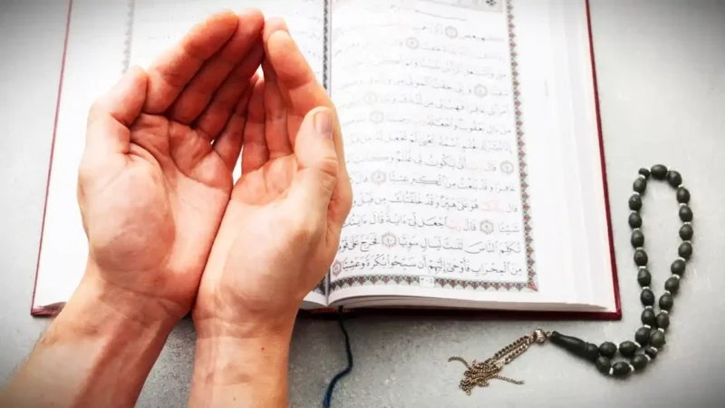 Ilustrasi Seseorang Sedang Meraih Pahala Ramadan dengan Berdoa dan Membaca Alquran. (freepik)