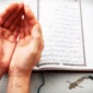 Ilustrasi Seseorang Sedang Meraih Pahala Ramadan dengan Berdoa dan Membaca Alquran. (freepik)