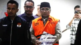 Mantan Menteri Agama, Yaqut Cholil Qoumas, saat dibawa menuju mobil tahanan di Gedung Merah Putih Komisi Pemberantasan Korupsi (KPK), Jakarta, Kamis (12/3/2026). (Liputan6.com)
