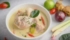 Ilustrasi Opor Ayam Kuah Putih Credit. (freepik.com)