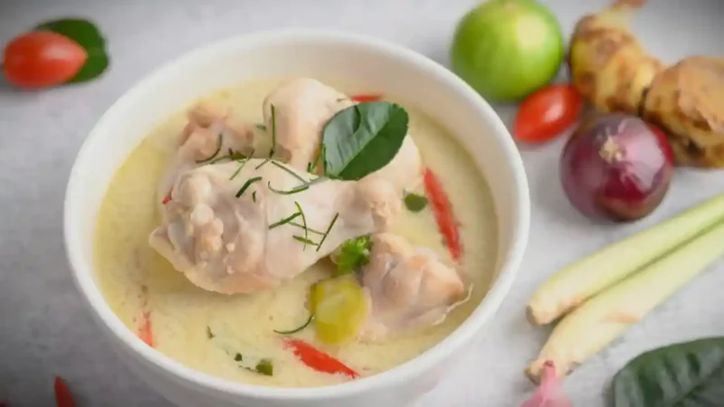 Ilustrasi Opor Ayam Kuah Putih Credit. (freepik.com)