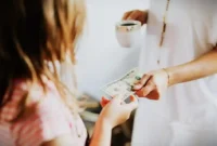 THR Anak Bukan Milik Orang Tua, Ini Penjelasan Menurut Islam. (Foto/Dok: pexels.com/Kaboompics)