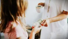 THR Anak Bukan Milik Orang Tua, Ini Penjelasan Menurut Islam. (Foto/Dok: pexels.com/Kaboompics)