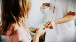 THR Anak Bukan Milik Orang Tua, Ini Penjelasan Menurut Islam. (Foto/Dok: pexels.com/Kaboompics)