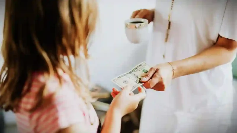 THR Anak Bukan Milik Orang Tua, Ini Penjelasan Menurut Islam. (Foto/Dok: pexels.com/Kaboompics)