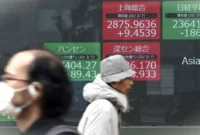 Bursa saham Asia Pasifik melonjak pada perdagangan Selasa, (24/3/2026). (AP Photo/Eugene Hoshiko)