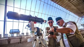 Pemantauan Hilal oleh Petugas. (Merdeka.com)