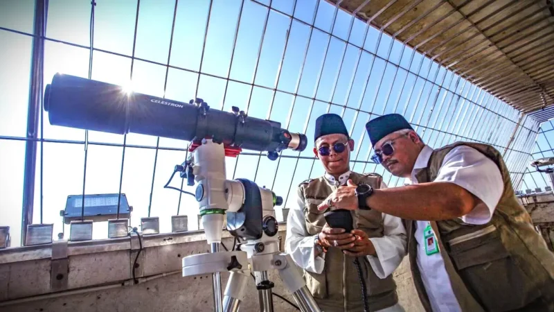 Pemantauan Hilal oleh Petugas. (Merdeka.com)