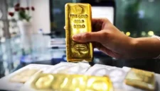 Karyawati memperlihatkan kepingan emas Antam di Jakarta, Senin (30/6/2025).
Bisnis.com