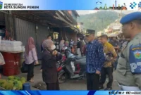 Wakil Wali Kota Sungai Penuh, Azhar Hamzah, didampingi Sekretaris Daerah Alpian, saat melaksanakan kegiatan penataan dan penertiban di Pasar Tanjung Bajure pada Kamis pagi. (Diskominfo)