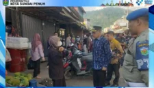 Wakil Wali Kota Sungai Penuh, Azhar Hamzah, didampingi Sekretaris Daerah Alpian, saat melaksanakan kegiatan penataan dan penertiban di Pasar Tanjung Bajure pada Kamis pagi. (Diskominfo)
