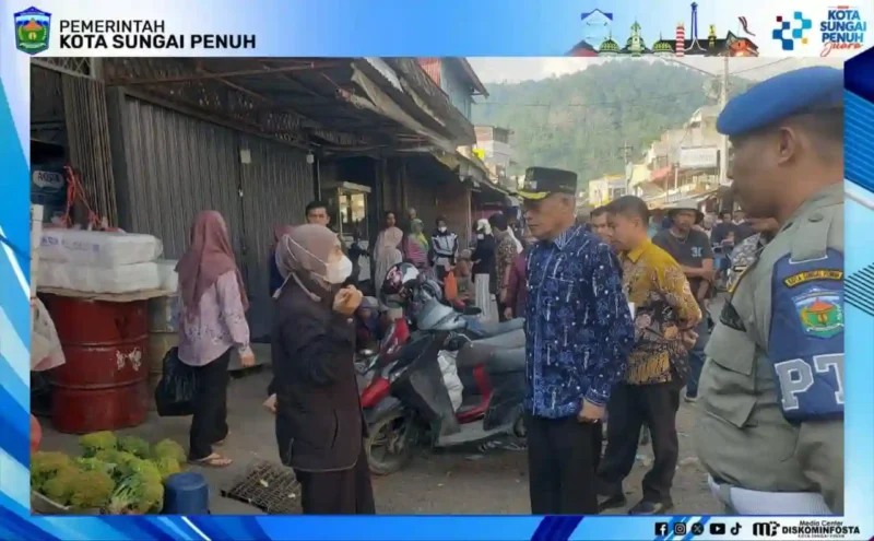 Wakil Wali Kota Sungai Penuh, Azhar Hamzah, didampingi Sekretaris Daerah Alpian, saat melaksanakan kegiatan penataan dan penertiban di Pasar Tanjung Bajure pada Kamis pagi. (Diskominfo)