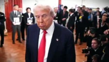 Presiden Amerika Serikat Donald Trump menunjukkan ekspresi saat menjawab pertanyaan wartawan dalam pertemuan dengan Perdana Menteri Jepang Sanae Takaichi di Tokyo, Selasa (28/10/2025).(GETTY IMAGES NORTH AMERICA/ANDREW HARNIK via AFP)