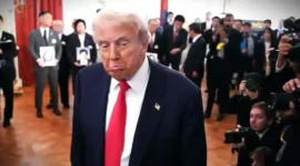 Presiden Amerika Serikat Donald Trump menunjukkan ekspresi saat menjawab pertanyaan wartawan dalam pertemuan dengan Perdana Menteri Jepang Sanae Takaichi di Tokyo, Selasa (28/10/2025).(GETTY IMAGES NORTH AMERICA/ANDREW HARNIK via AFP)