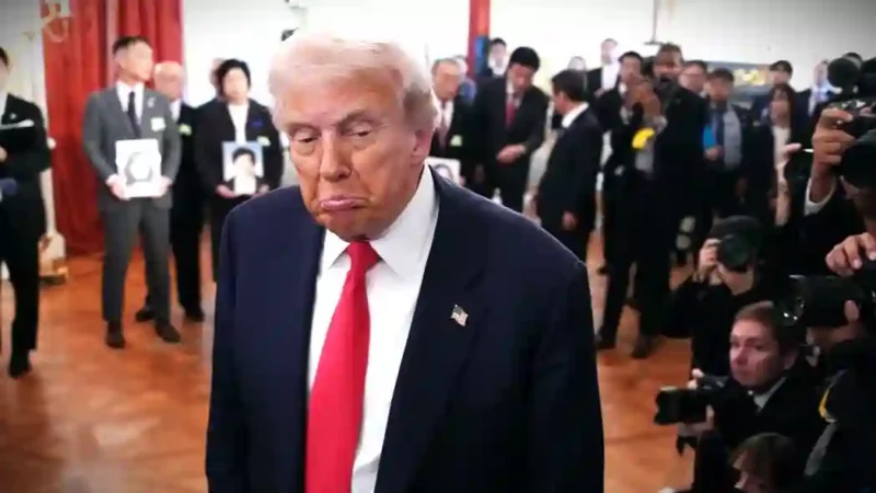 Presiden Amerika Serikat Donald Trump menunjukkan ekspresi saat menjawab pertanyaan wartawan dalam pertemuan dengan Perdana Menteri Jepang Sanae Takaichi di Tokyo, Selasa (28/10/2025).(GETTY IMAGES NORTH AMERICA/ANDREW HARNIK via AFP)