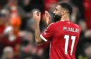 Penyerang Liverpool, Mohamed Salah, bertepuk tangan kepada para suporter usai duel Premier League Liverpool vs Brighton yang berlangsung di Stadion Anfield, pada Sabtu (13/12/2025) malam WIB. (PAUL ELLIS)