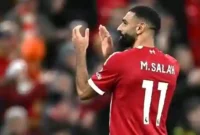 Penyerang Liverpool, Mohamed Salah, bertepuk tangan kepada para suporter usai duel Premier League Liverpool vs Brighton yang berlangsung di Stadion Anfield, pada Sabtu (13/12/2025) malam WIB. (PAUL ELLIS)