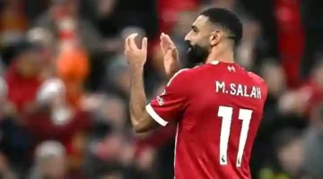 Penyerang Liverpool, Mohamed Salah, bertepuk tangan kepada para suporter usai duel Premier League Liverpool vs Brighton yang berlangsung di Stadion Anfield, pada Sabtu (13/12/2025) malam WIB. (PAUL ELLIS)
