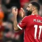 Penyerang Liverpool, Mohamed Salah, bertepuk tangan kepada para suporter usai duel Premier League Liverpool vs Brighton yang berlangsung di Stadion Anfield, pada Sabtu (13/12/2025) malam WIB. (PAUL ELLIS)