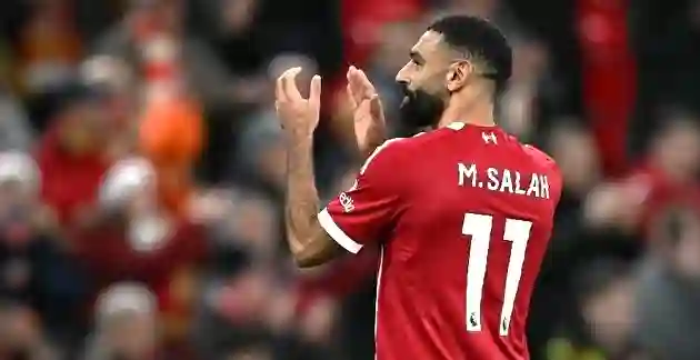 Penyerang Liverpool, Mohamed Salah, bertepuk tangan kepada para suporter usai duel Premier League Liverpool vs Brighton yang berlangsung di Stadion Anfield, pada Sabtu (13/12/2025) malam WIB. (PAUL ELLIS)