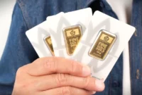 Ilustrasi emas Antam - Harga Emas Antam Turun Rp62.000 Sepekan, Buyback Ikut Melemah. (Shutterstock)