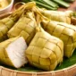 Ilustrasi ketupat. Resep Ketupat Simpel Masak Cuma 40 Menit, Hemat Gas dan Tetap Pulen.(Ilustrasi dibuat AI)