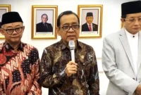 Menteri Koordinator Bidang Pembangunan Manusia dan Kebudayaan (Menko PMK) Pratikno dalam agenda Penandatanganan Surat Keputusan Bersama (SKB) Tentang Pedoman Pemanfaatan dan Pembelajaran Teknologi Digital dan Kecerdasan Artifisial di kantor Kemenko PMK, Jakarta Pusat, Kamis (12/3/2026).(KOMPAS.com)