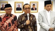 Menteri Koordinator Bidang Pembangunan Manusia dan Kebudayaan (Menko PMK) Pratikno dalam agenda Penandatanganan Surat Keputusan Bersama (SKB) Tentang Pedoman Pemanfaatan dan Pembelajaran Teknologi Digital dan Kecerdasan Artifisial di kantor Kemenko PMK, Jakarta Pusat, Kamis (12/3/2026).(KOMPAS.com)