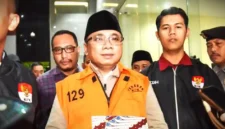 Tersangka kasus dugaan korupsi kuota haji dan penyelenggaraan ibadah haji Yaqut Cholil Qoumas (tengah) mengenakan rompi tahanan usai menjalani pemeriksaan di Gedung Merah Putih KPK, Jakarta, Kamis (12/3/2026). ist