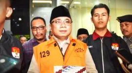 Tersangka kasus dugaan korupsi kuota haji dan penyelenggaraan ibadah haji Yaqut Cholil Qoumas (tengah) mengenakan rompi tahanan usai menjalani pemeriksaan di Gedung Merah Putih KPK, Jakarta, Kamis (12/3/2026). ist