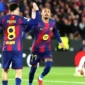 Penyerang Barcelona, Raphinha, merayakan gol ke gawang Newcastle United. Hasil Liga Champions leg kedua babak 16 besar Barcelona vs Newcastle United bergulir di Camp Nou pada Kamis (19/3/2026) dini hari WIB. (AFP/LLUIS GENE)