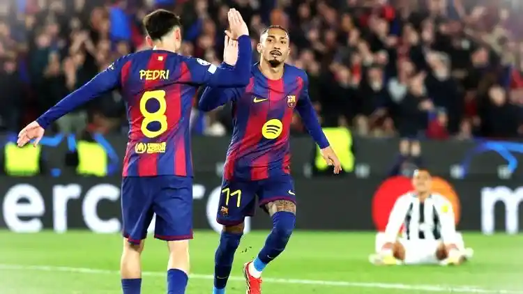 Penyerang Barcelona, Raphinha, merayakan gol ke gawang Newcastle United. Hasil Liga Champions leg kedua babak 16 besar Barcelona vs Newcastle United bergulir di Camp Nou pada Kamis (19/3/2026) dini hari WIB. (AFP/LLUIS GENE)